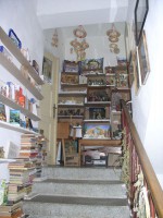 /album/fotogalerie-muzeum-papirovych-betlemu-v-zabrdi-u-husince/chody-do-salu-s-vystavou-jsou-zaplneny-mensimi-exponaty-jpg/